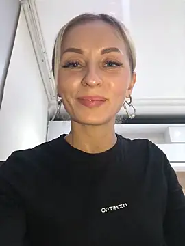 Snapshot of Diamond_Bunny_ chatting on 02-18-25, 04:58 Diamond Bunny online show from 02-18-25, 04:58