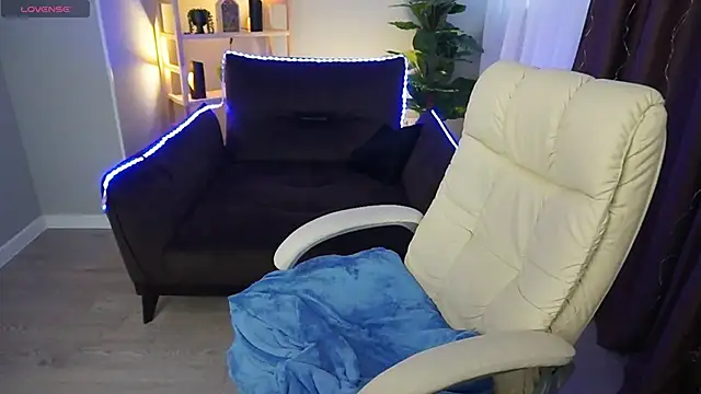 Snapshot of ElysLunar chatting on 01-08-25, 10:15 ElysLunar online show from 01-08-25, 10:15