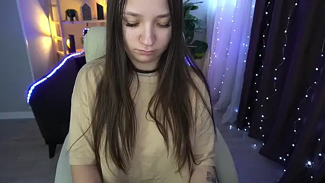 Snapshot of ElysLunar chatting on 01-09-25, 10:09 ElysLunar online show from 01-09-25, 10:09