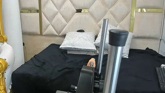 Snapshot of Criistaal_ chatting on 03-05-25, 04:13 Criistaal  online show from 03-05-25, 04:13