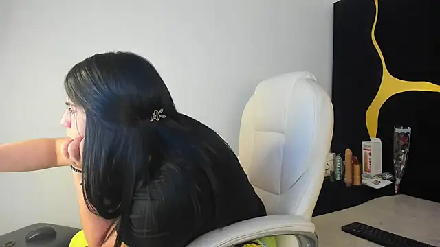 Snapshot of Criistaal_ chatting on 03-10-25, 05:22 Criistaal  online show from 03-10-25, 05:22