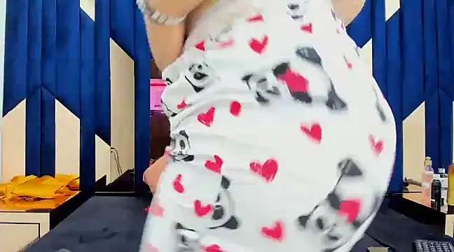 Snapshot of Criistaal_ chatting on 01-19-25, 04:12 Criistaal  online show from 01-19-25, 04:12