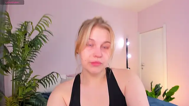 Snapshot of Colleen_Blake chatting on 05-19-26, 04:58 Colleen Blake online show from 05-19-26, 04:58