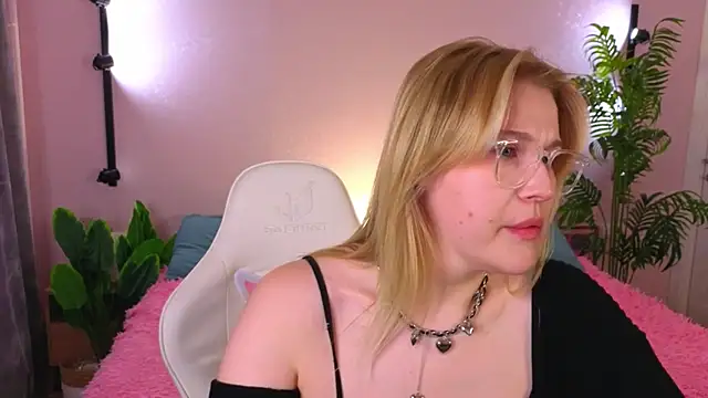 Snapshot of Colleen_Blake chatting on 04-19-26, 04:52 Colleen Blake online show from 04-19-26, 04:52