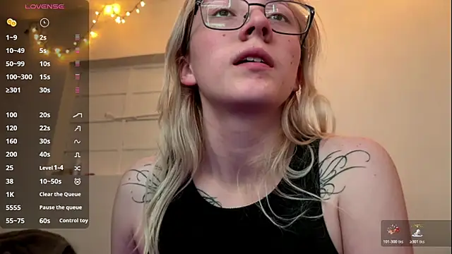 Cloe five online show from 10-22-25, 01:38