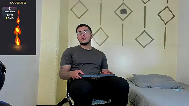 Snapshot of jeisonstark chatting on 10-08-25, 07:14 jeisonstark online show from 10-08-25, 07:14