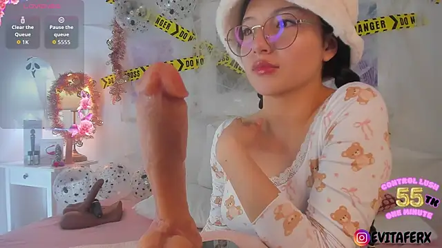 Eva depp online show from 10-28-25, 05:34