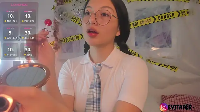 Eva depp online show from 10-31-25, 03:52