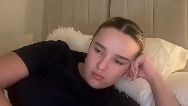 Snapshot of maisiesmithx chatting on 07-17-26, 11:57 maisiesmithx online show from 07-17-26, 11:57