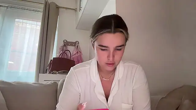 Snapshot of maisiesmithx chatting on 10-29-25, 03:33 maisiesmithx online show from 10-29-25, 03:33