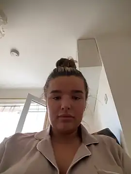 Snapshot of maisiesmithx chatting on 10-06-25, 02:40 maisiesmithx online show from 10-06-25, 02:40