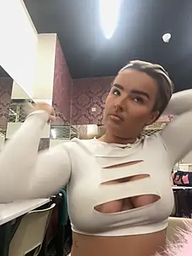 Snapshot of maisiesmithx chatting on 10-19-25, 01:52 maisiesmithx online show from 10-19-25, 01:52