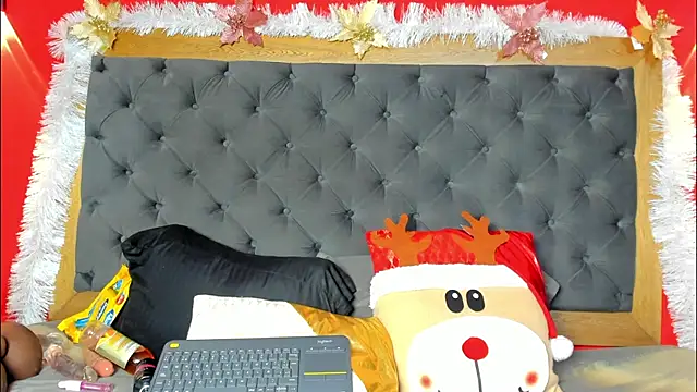 YayaHilton online show from 12-16-25, 05:11