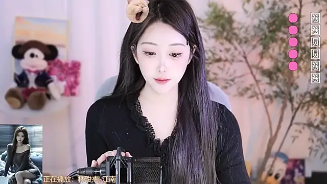 Snapshot of Arwyn-rr chatting on 02-24-25, 01:31 Arwyn-rr online show from 02-24-25, 01:31