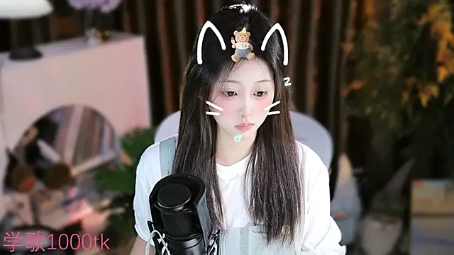 Snapshot of Arwyn-rr chatting on 09-25-25, 02:12 Arwyn-rr online show from 09-25-25, 02:12