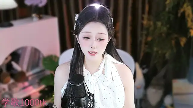 Snapshot of Arwyn-rr chatting on 09-14-25, 01:44 Arwyn-rr online show from 09-14-25, 01:44