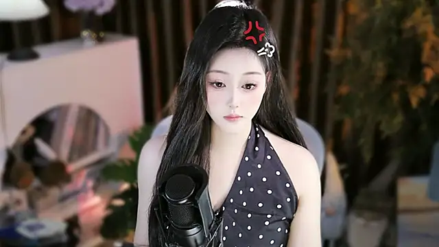 Snapshot of Arwyn-rr chatting on 10-21-25, 08:25 Arwyn-rr online show from 10-21-25, 08:25