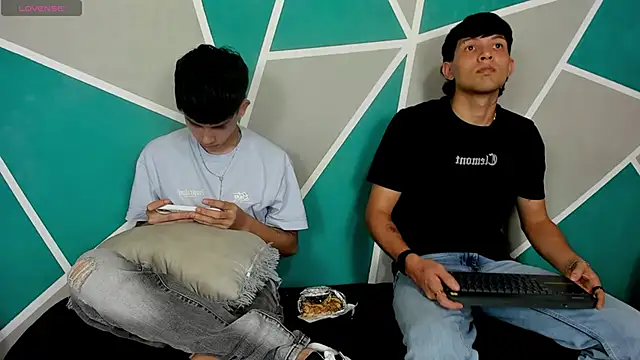 Snapshot of migueyalejo_teens chatting on 09-27-25, 03:01 migueyalejo teens online show from 09-27-25, 03:01