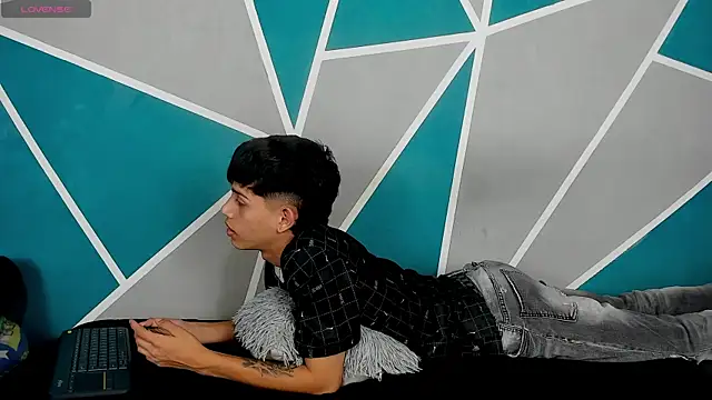 Snapshot of migueyalejo_teens chatting on 10-09-25, 02:45 migueyalejo teens online show from 10-09-25, 02:45