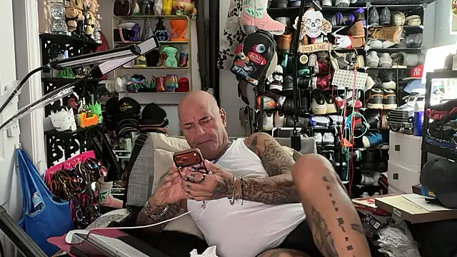 joeytatts66 online show from 07-11-26, 04:35