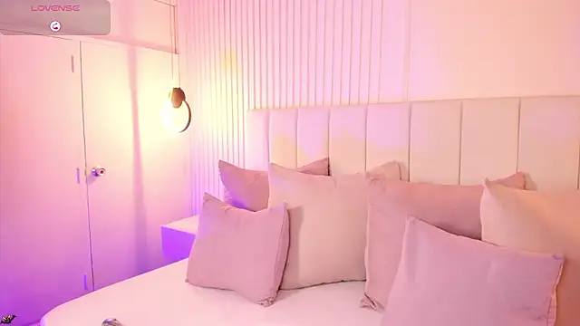 natali henao online show from 10-10-25, 10:21