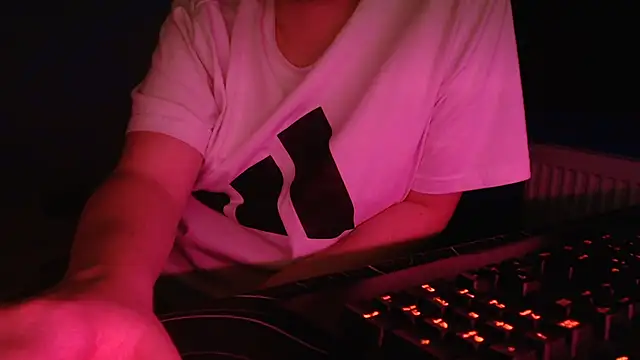 Snapshot of Scotland_100 chatting on 11-21-25, 09:36 Scotland 100 online show from 11-21-25, 09:36