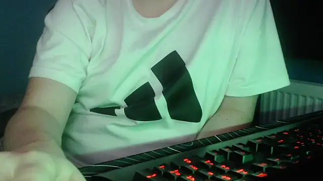 Snapshot of Scotland_100 chatting on 11-24-25, 07:03 Scotland 100 online show from 11-24-25, 07:03