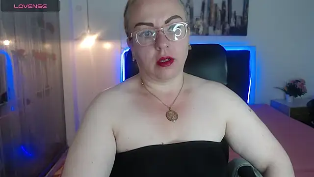 Snapshot of Tania_Goddess_ chatting on 10-18-25, 02:41 Tania Goddess  online show from 10-18-25, 02:41