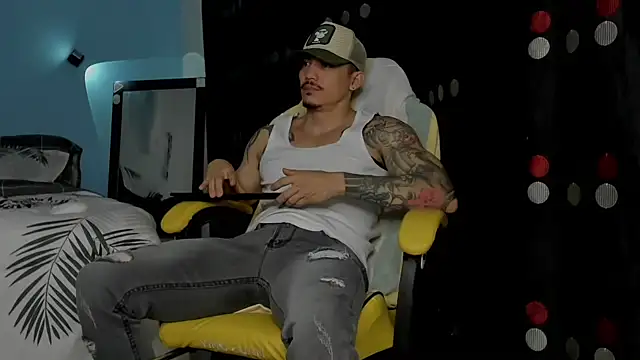 Snapshot of Alex_motta chatting on 09-18-25, 01:30 Alex motta online show from 09-18-25, 01:30