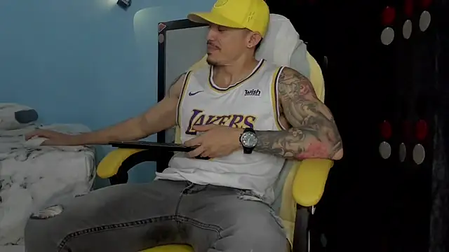 Alex motta online show from 10-31-25, 03:36