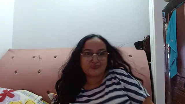Snapshot of GiaNahomi chatting on 02-14-25, 08:05 GiaNahomi online show from 02-14-25, 08:05