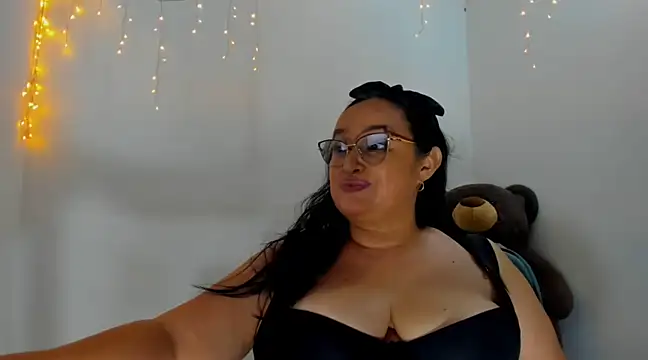 Snapshot of GiaNahomi chatting on 03-11-25, 11:37 GiaNahomi online show from 03-11-25, 11:37