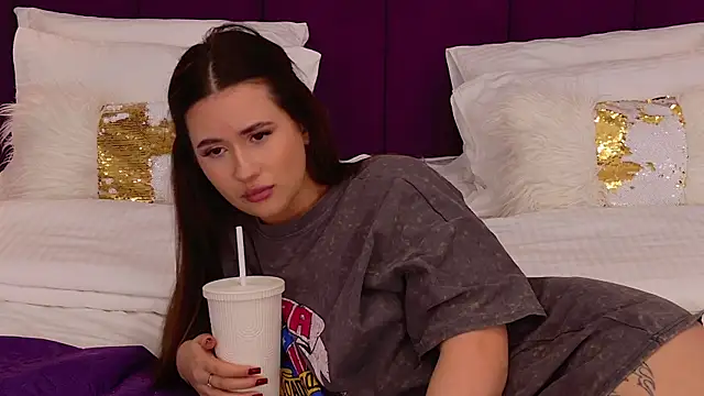 Snapshot of milaleoneli chatting on 03-17-25, 06:32 milaleoneli online show from 03-17-25, 06:32