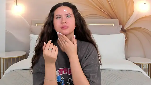 Snapshot of milaleoneli chatting on 09-11-25, 03:01 milaleoneli online show from 09-11-25, 03:01