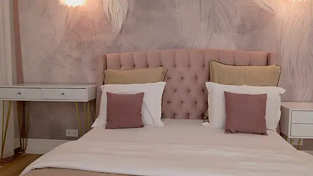 Snapshot of milaleoneli chatting on 09-17-25, 03:03 milaleoneli online show from 09-17-25, 03:03