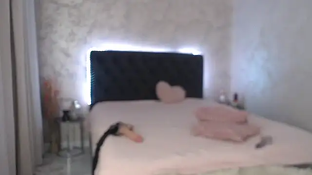 Snapshot of queenzoora chatting on 02-10-25, 06:56 queenzoora online show from 02-10-25, 06:56