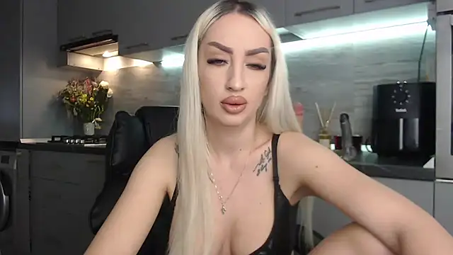 queenzoora online show from 03-18-26, 05:25