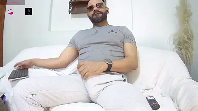 Snapshot of bruce_bigg chatting on 07-24-26, 04:47 bruce bigg online show from 07-24-26, 04:47