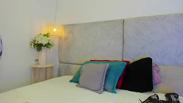 naomiii   online show from 11-15-25, 11:47