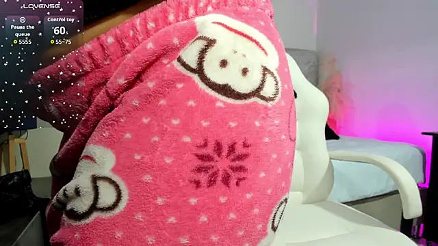 Snapshot of naomiii__ chatting on 04-25-26, 11:57 naomiii online show from 04-25-26, 11:57