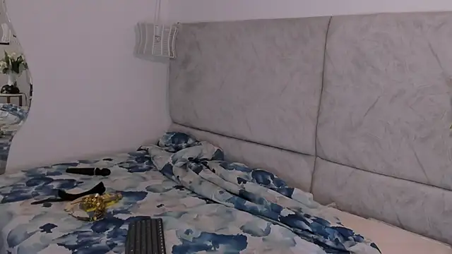 naomiii   online show from 11-08-25, 11:47