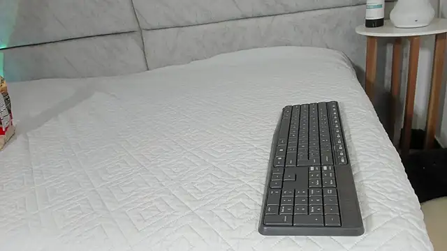 naomiii   online show from 04-10-26, 11:39