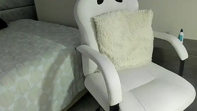 Snapshot of naomiii__ chatting on 05-19-26, 11:39 naomiii online show from 05-19-26, 11:39