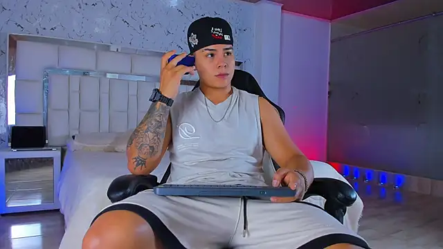 SantiagoReyesFtt online show from 11-14-25, 06:22