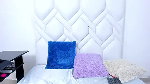 Analia18  online show from 11-14-25, 01:37