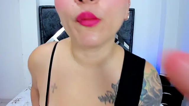 Snapshot of Domina0 chatting on 06-09-26, 12:17 Domina0 online show from 06-09-26, 12:17