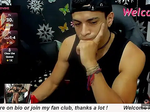 Snapshot of MikeRose94 chatting on 10-13-25, 07:04 MikeRose94 online show from 10-13-25, 07:04