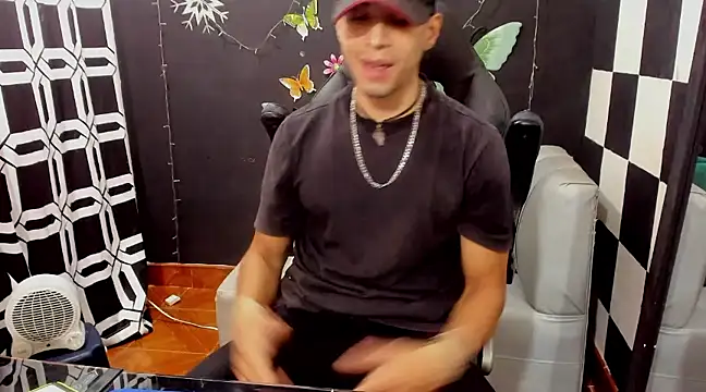 Snapshot of MikeRose94 chatting on 02-15-25, 03:50 MikeRose94 online show from 02-15-25, 03:50