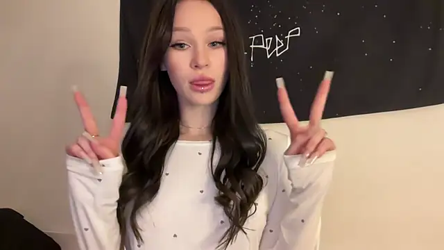Snapshot of ur_molly chatting on 10-24-25, 01:04 ur molly online show from 10-24-25, 01:04