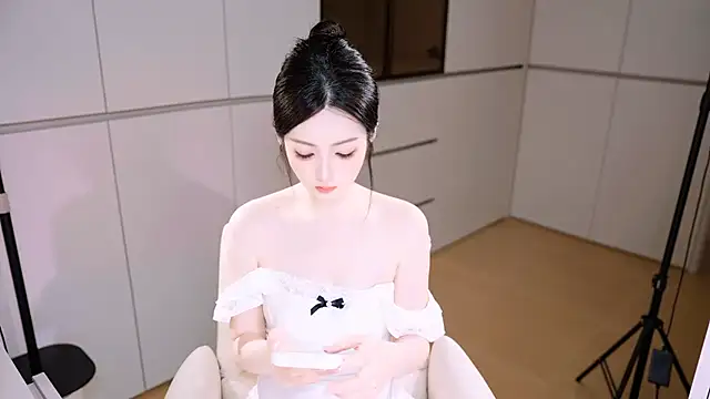 Eimile online show from 04-27-26, 03:10